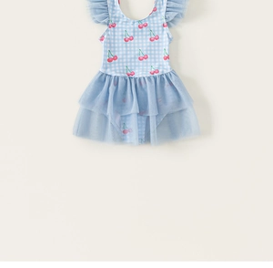 Détail du maillot de bain fille à carreaux avec cerises et jupe en tulle bleu clair