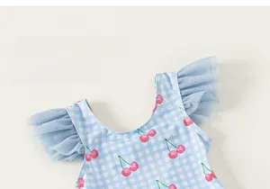 Détail du maillot de bain vichy bleu pour filles avec motif cerise et manches en tulle