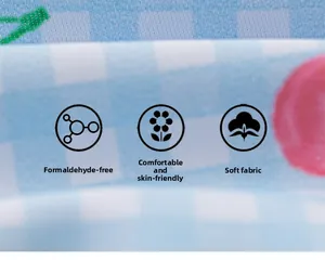 Détail du tissu de maillot de bain à carreaux bleus doux avec imprimé cerise et sans formol