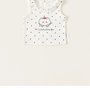 Détail du débardeur enfant avec volants et imprimé chat mignon sur tissu beige doux