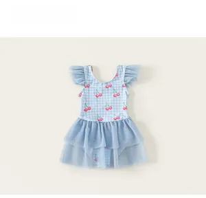 Détail du maillot de bain fille avec imprimé cerise, vichy bleu et jupe en tulle