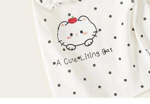 Détail du haut blanc en coton pour filles avec pois noirs et imprimé chat mignon dessus