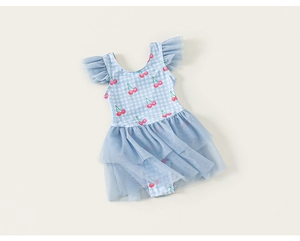 Détail de maillot de bain fille imprimé cerise à carreaux avec volants en tulle bleu clair