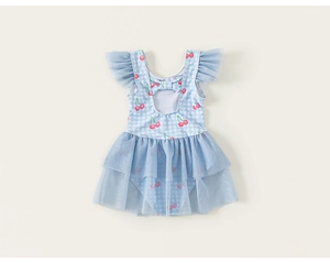 Détail de maillot de bain fille à imprimé cerise avec manches en tulle et nœud dos