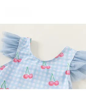 Détail du maillot de bain pour fille avec imprimé cerises, vichy bleu et tulle doux