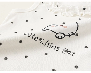 Détail du tricot côtelé blanc avec pois noirs et imprimé graphique de chat mignon