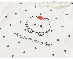 Détail du débardeur fille en coton côtelé avec pois noirs et imprimé de chat mignon