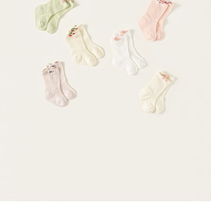 Détail de chaussettes d'été pour bébé avec maille respirante et jolis motifs floraux