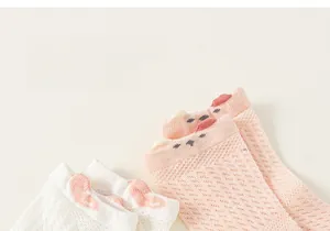 Gros plan sur chaussettes en résille de coton sans couture avec détail cœur mignon