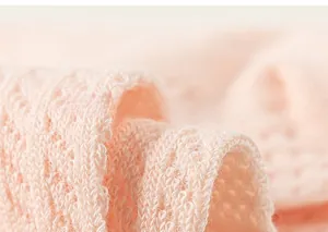 Gros plan sur la maille rose respirante et douce pour chaussettes fille en coton