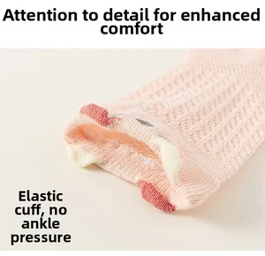 Vue macro détaillée de la maille respirante et du bord élastique des chaussettes roses