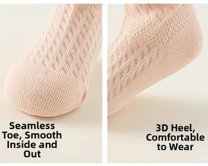 Détail de la pointe sans couture et talon 3D sur chaussettes bébé roses en mesh