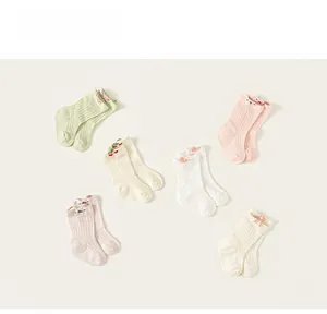 Détails du tricot en maille respirante et motifs de dessins animés sur chaussettes