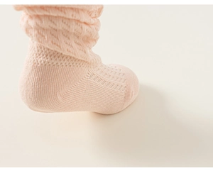 Gros plan de chaussettes en maille rose respirante avec bords élastiques à volants