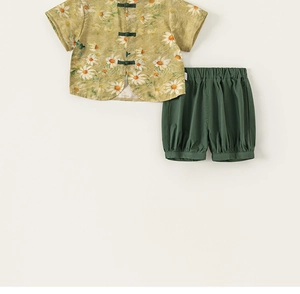 Détails de l'ensemble d'été pour garçons avec boutons chinois et imprimé marguerites