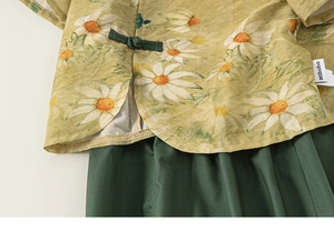 Vue detaillee du haut pour enfants style chinois avec fleurs et boutons chinois