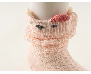 Détail des chaussettes bébé en coton rose respirant avec mignonnes oreilles d'animaux 3D