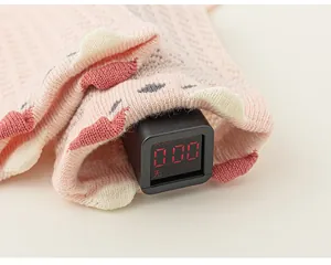 Détail de chaussettes en maille rose pour bébé avec bords festonnés respirants