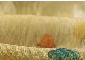 Gros plan sur un tissu imprimé floral respirant à texture naturelle pour enfant