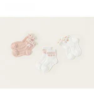 Trois paires de chaussettes en coton pour filles avec volants fleuris et oreilles d'ours