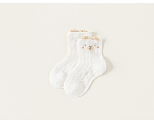 Gros plan de chaussettes bébé en tricot côtelé avec jolis détails de broderie d'ours 3D