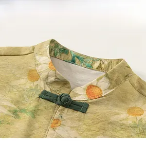 Détail du tissu en lin avec imprimé marguerites et bouton chinois traditionnel vert foncé