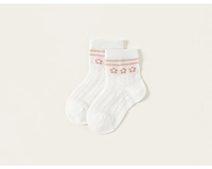 Détail de chaussettes en coton pour bébé avec broderie de fleurs et maille respirante