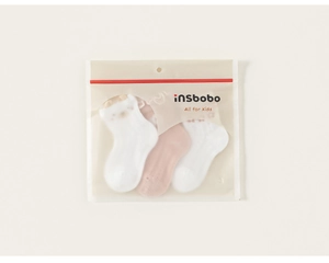 Détails de trois paires de chaussettes en maille pour bébé en rose et blanc avec ours 3D