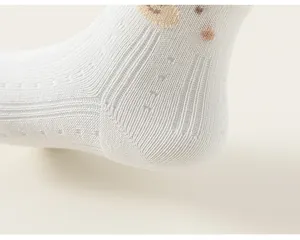Détail de chaussettes en coton blanc respirant avec maille côtelée et motif animalier