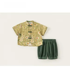 Détail de l'ensemble chinois pour garçon avec haut floral et short vert foncé