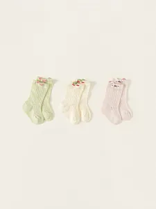 Trois paires de chaussettes en maille respirante pour filles avec décor cerise et chat