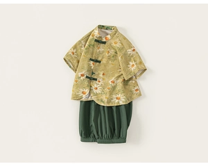 Détail d'une tenue chinoise pour garçon avec haut fleuri et pantalon bouffant
