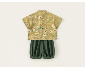 Vue arrière d'un ensemble enfant avec chemise jaune à fleurs et short bouffant vert