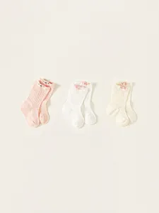 Lot de trois paires de chaussettes bébé en maille filet rose, blanc, beige avec oreilles