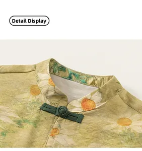 Détail du col montant chinois traditionnel avec bouton en forme de fleur et imprimé marguerite