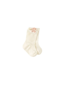 Chaussettes bébé respirantes en maille blanc crème avec de jolis motifs de fleurs roses
