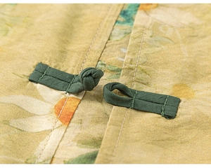 Détail macro du bouton traditionnel et de l'imprimé fleuri sur chemise en coton lin