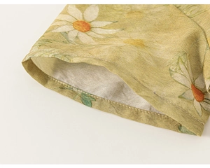 Détail de la manche d'une chemise en lin pour garçon avec imprimé marguerite et coutures