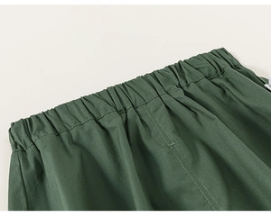 Détail du short en coton vert pour garçon avec taille élastique et coutures précises