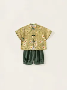 Ensemble d'été garçon style chinois avec haut fleuri jaune et short vert foncé