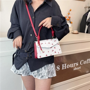 Sac bandoulière tendance à motif cerise avec poignées rouges et bandoulière réglable