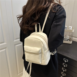 Elegante mini zaino beige in nylon con manico superiore per un look moderno