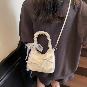 Sac nuage blanc crème style ballet avec anse froncée et nœuds décoratifs élégants