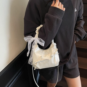 Sac nuage blanc nacré chic avec rubans en dentelle et nœuds délicats pour femmes