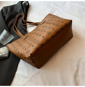 Détails du sac cabas marron avec motifs d'ours et imprimés géométriques losanges