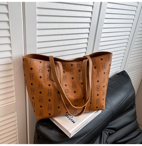 Détail d'un grand sac cabas marron en similicuir avec motifs d'oursons et losanges imprimés