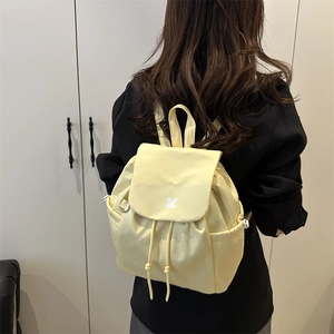 Hellgelber wasserdichter Nylon-Rucksack mit Kordelzug und Klappe für den Alltag