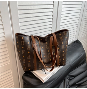 Détail du grand sac cabas marron foncé avec imprimé ours et motif de losanges dorés