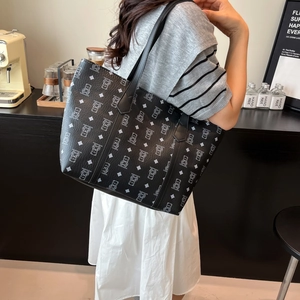 Grand sac cabas noir avec imprimé ours et motifs de diamants pour un look élégant