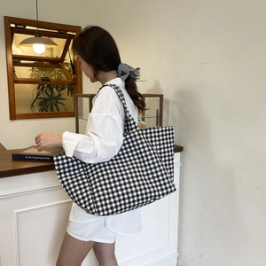 Grande borsa tote in tela a scacchi bianchi e neri con classico motivo a quadri